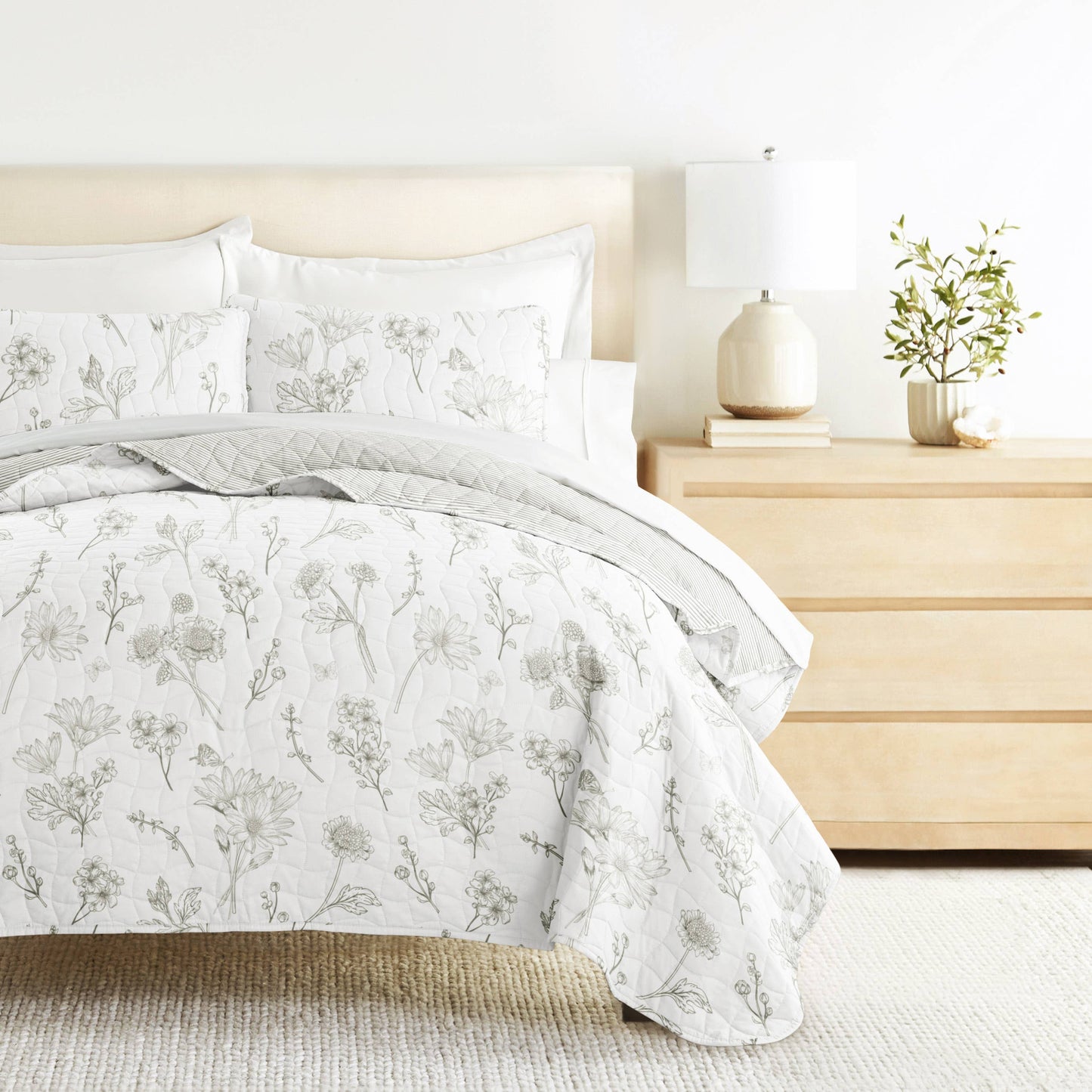 Blooming Daisy All Season Patterned Reversible Quilt Set