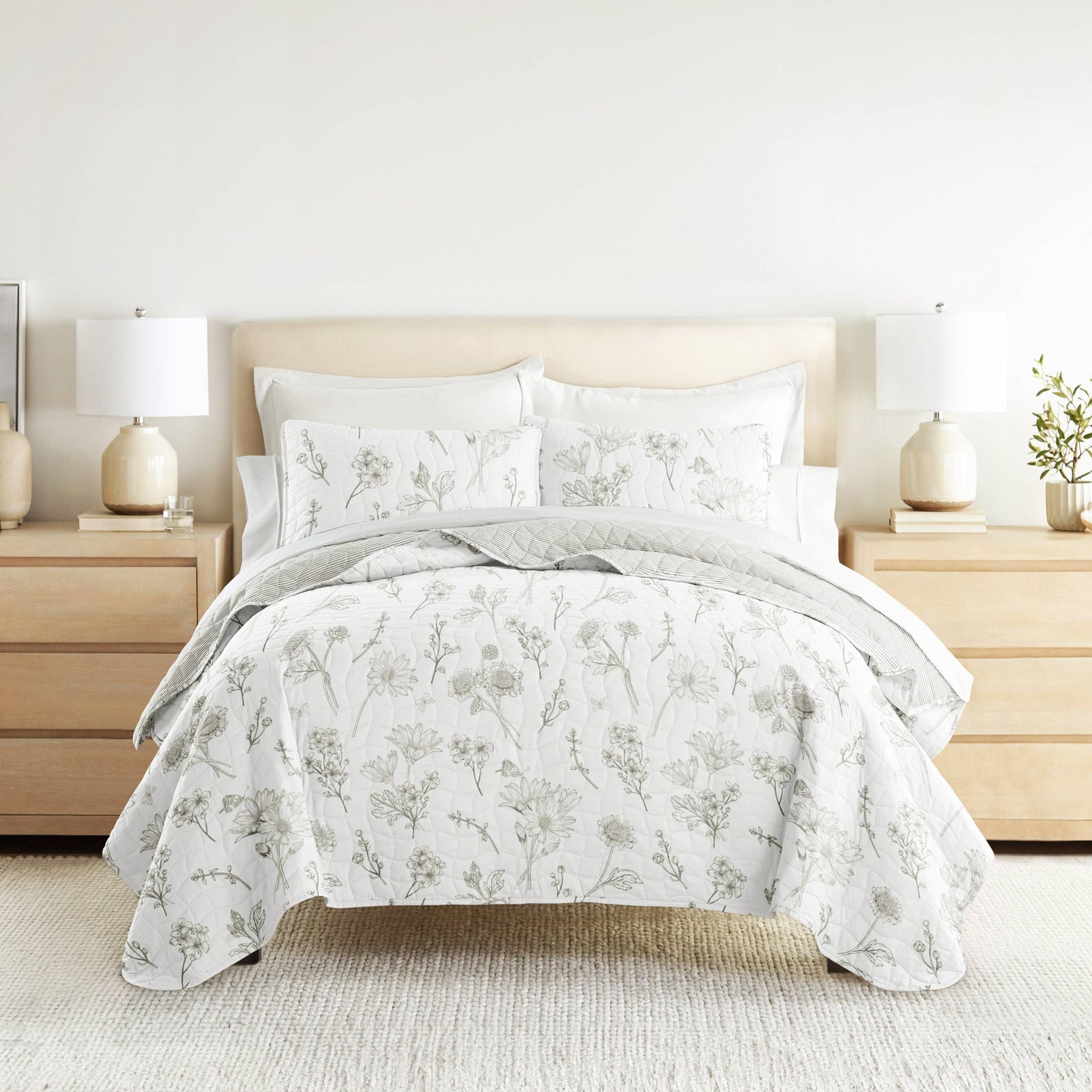 Blooming Daisy All Season Patterned Reversible Quilt Set