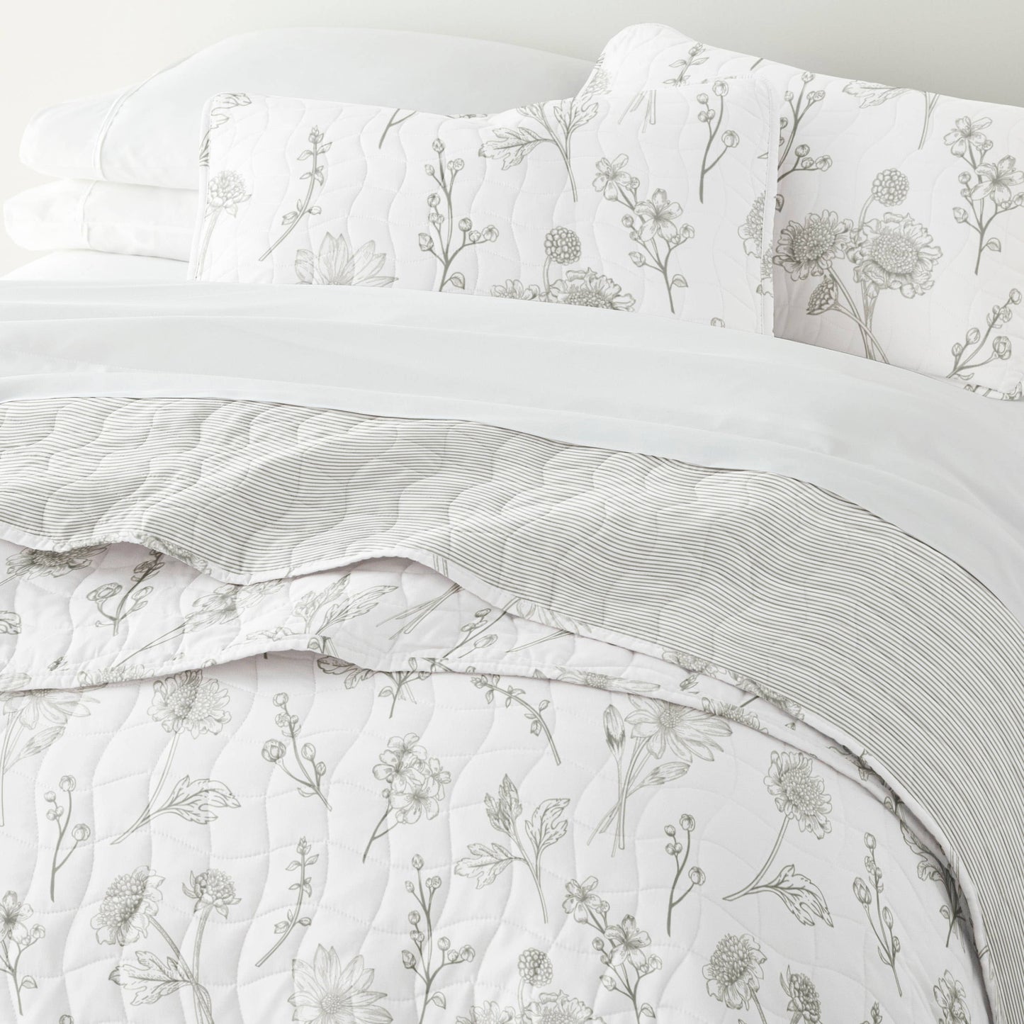 Blooming Daisy All Season Patterned Reversible Quilt Set