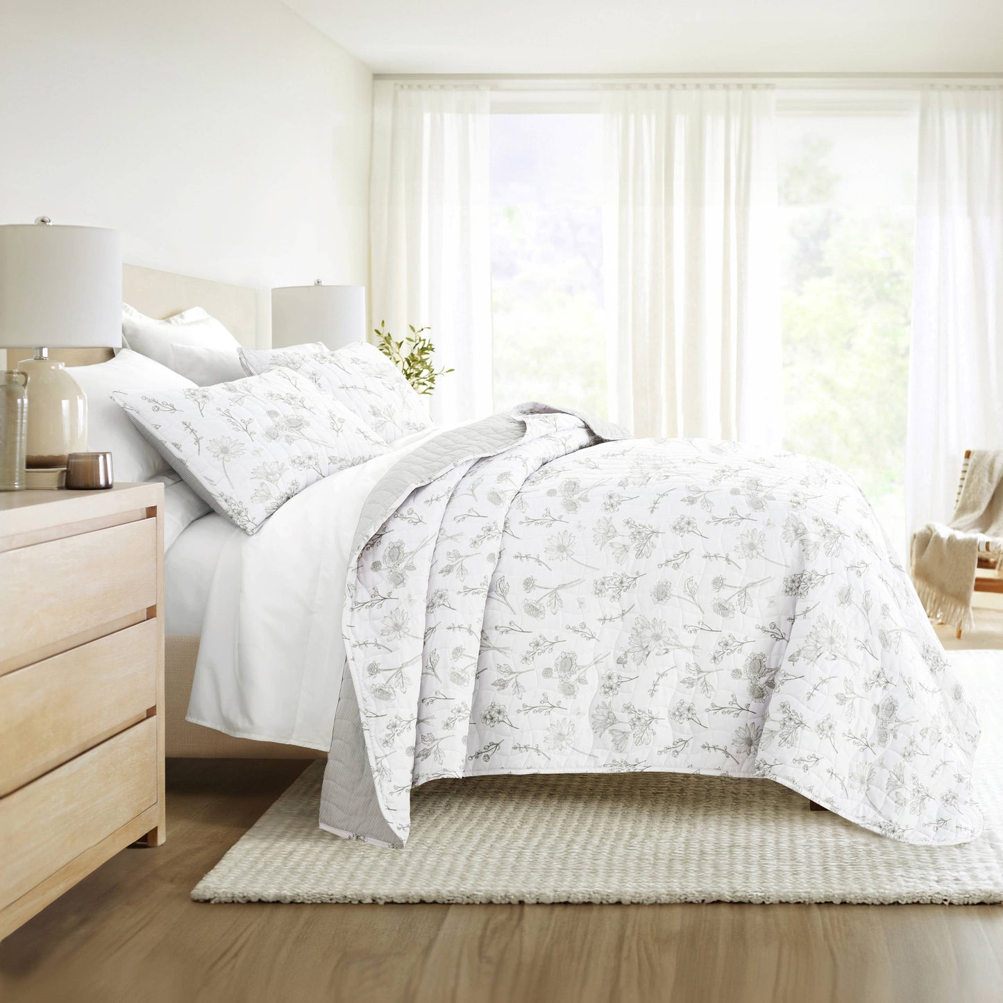 Blooming Daisy All Season Patterned Reversible Quilt Set