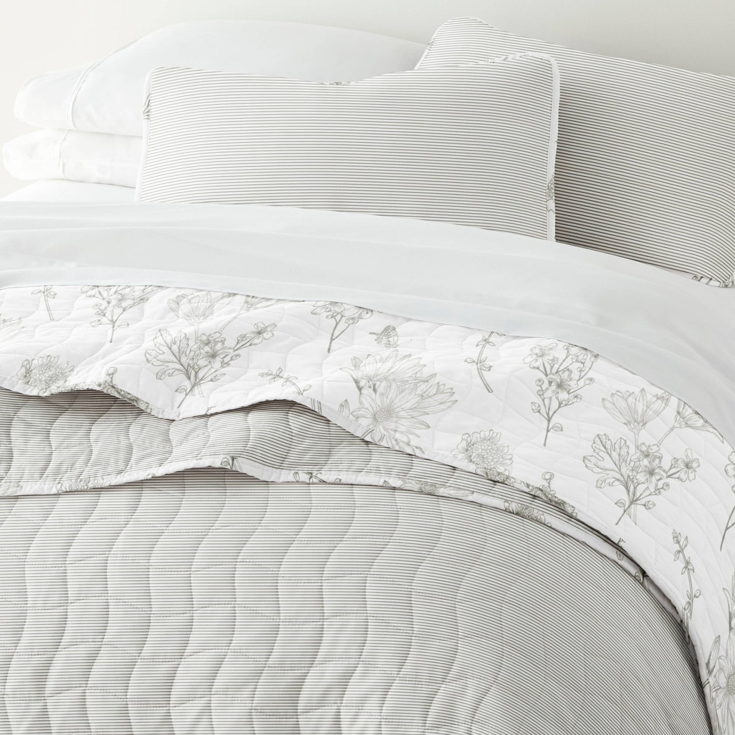 Blooming Daisy All Season Patterned Reversible Quilt Set