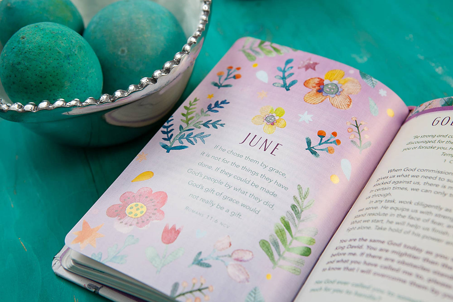 Amazing Grace (Yearlong Devotional, Mother's Day Gift Ideas)