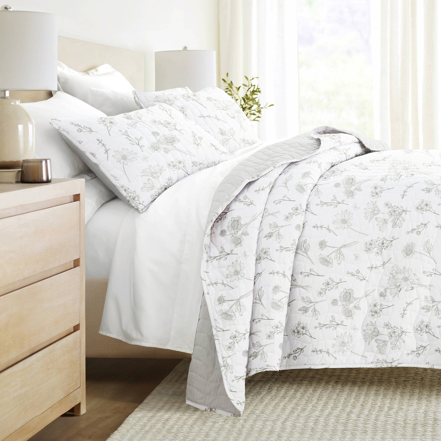 Blooming Daisy All Season Patterned Reversible Quilt Set