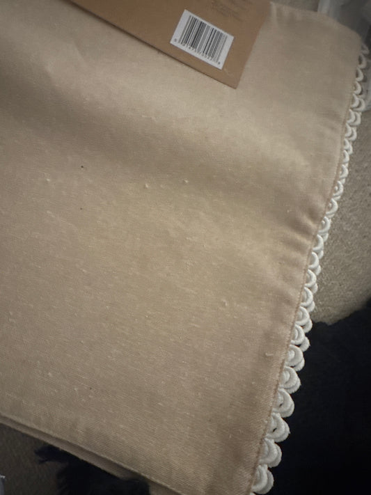 Natural & Wh Scallop Placemats