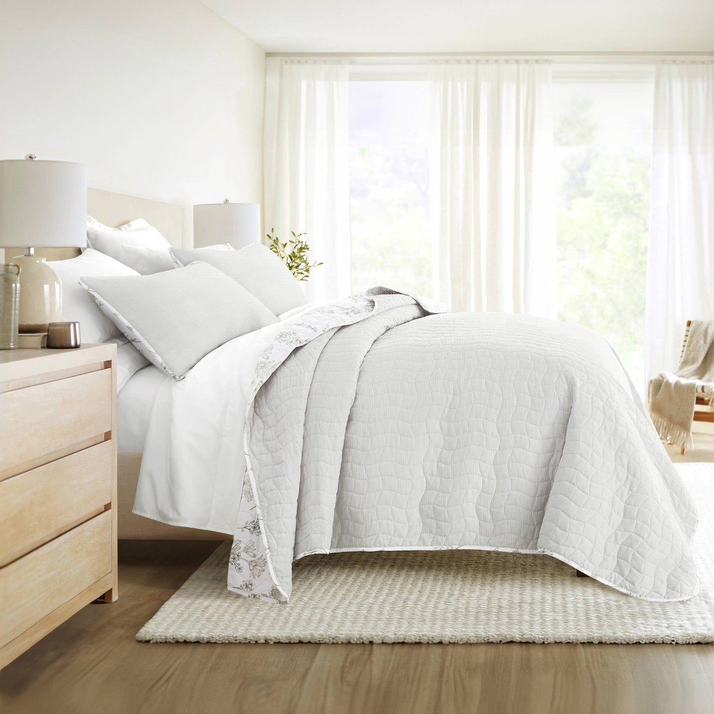 Blooming Daisy All Season Patterned Reversible Quilt Set