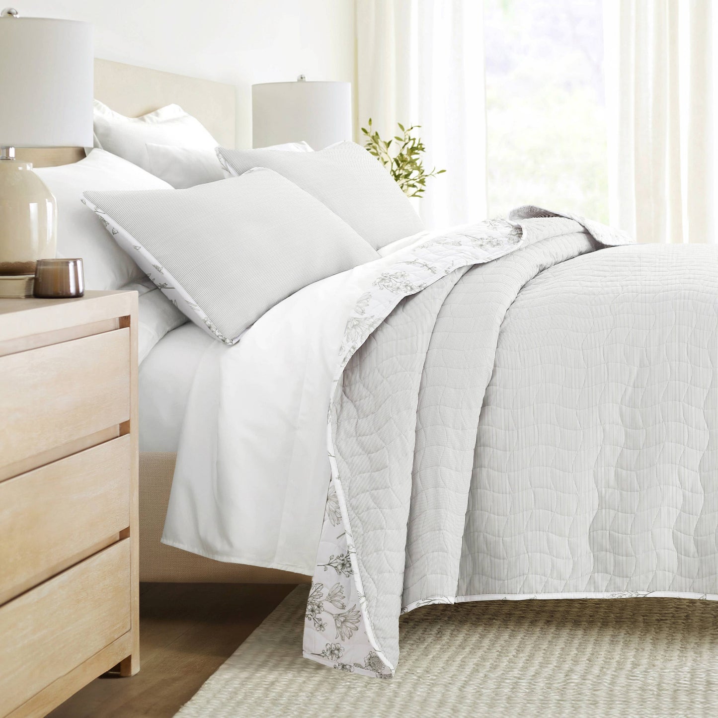 Blooming Daisy All Season Patterned Reversible Quilt Set