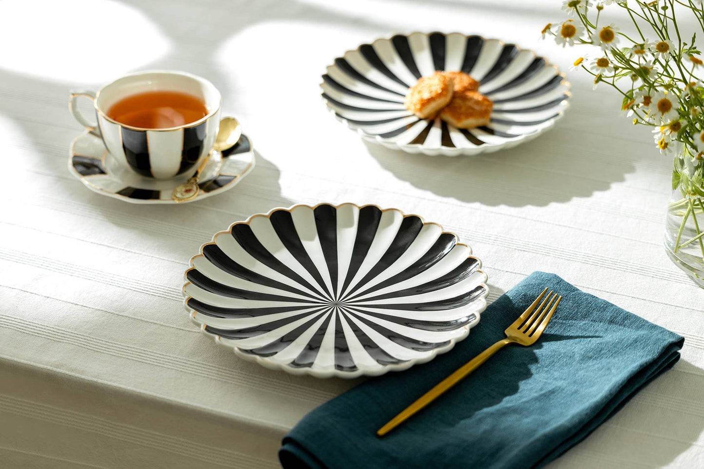 Black and White 8.5" Scallop Fine Porcelain Dessert plate